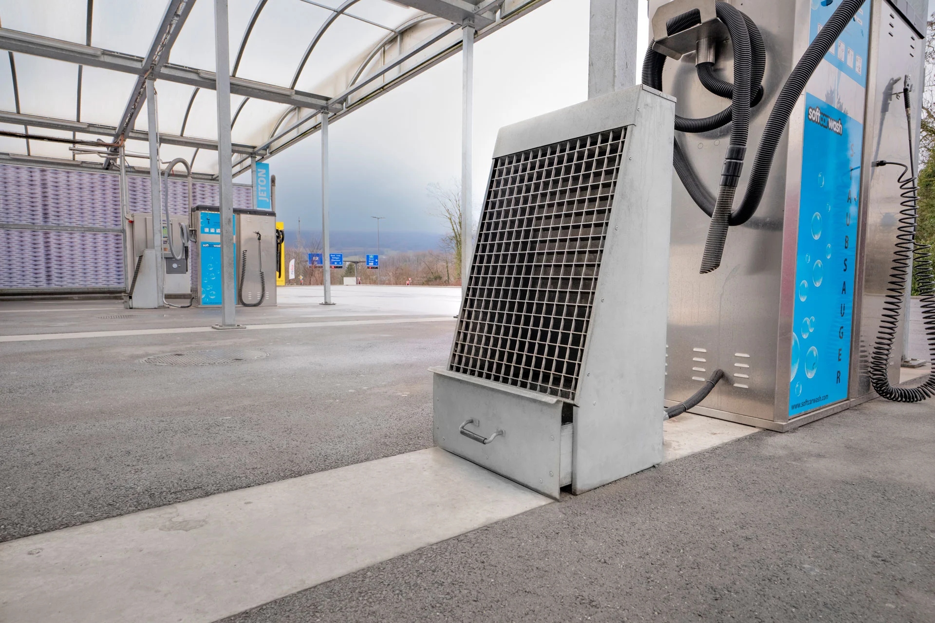 Ladestation für Elektrofahrzeuge von Süddeutschen Anlagen, blaue Einheiten unter einem Vordach.