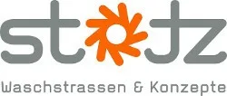Stotz-Logo mit einem orangefarbenen Sonnenstrahlen-Motiv und dem Schriftzug „Waschstrassen & Konzepte“ darunter.